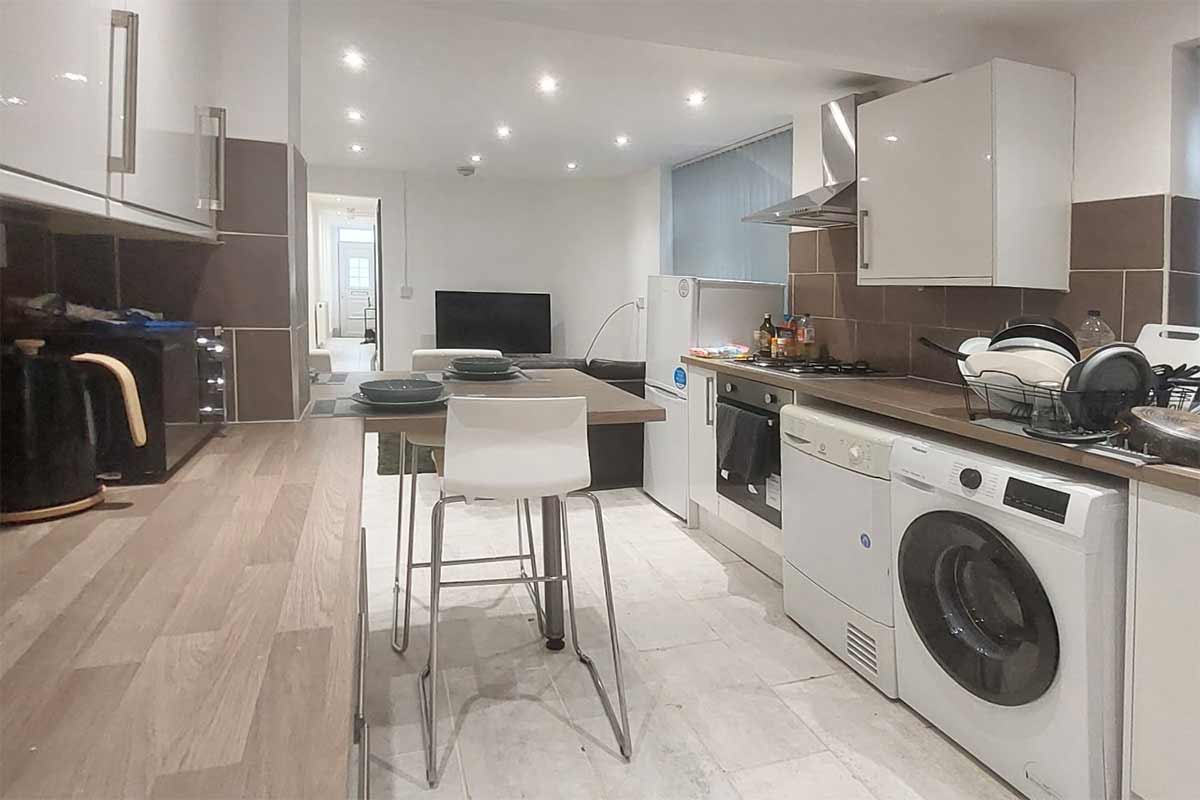 Room to Rent Stoke on Trent Boughey Road by Namas Property Management - a clean and tidy communal kitchen space in Stoke