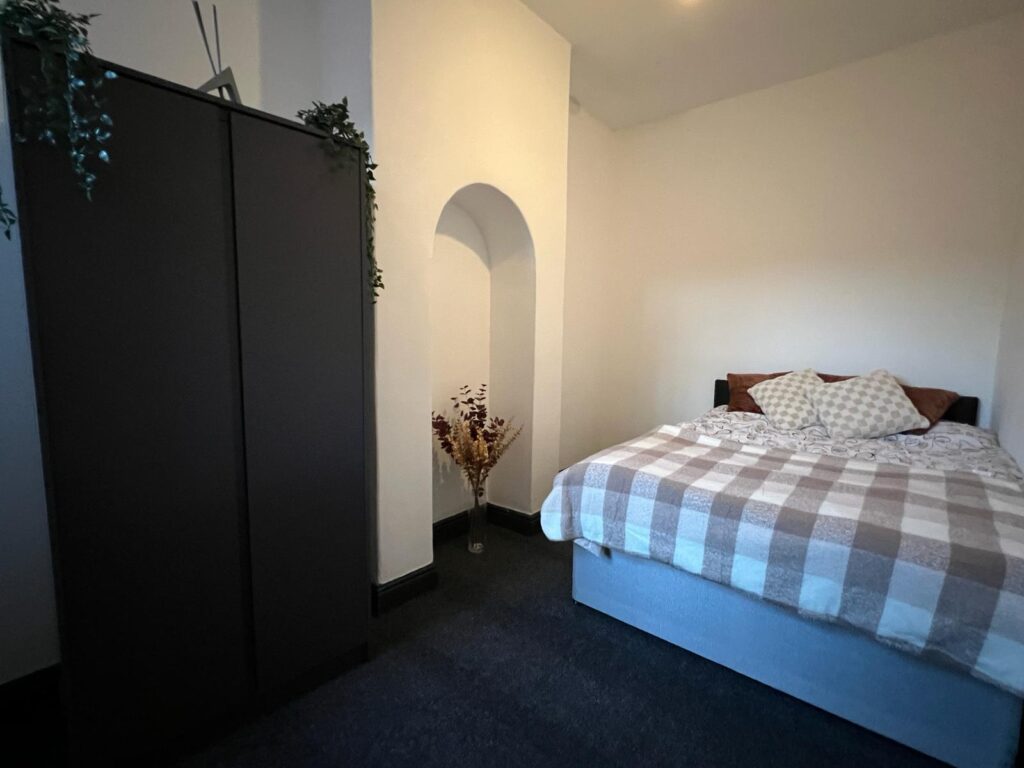 Stoke on Trent Property to Rent - a bedroom area in Boughey Road in a Namas property management house